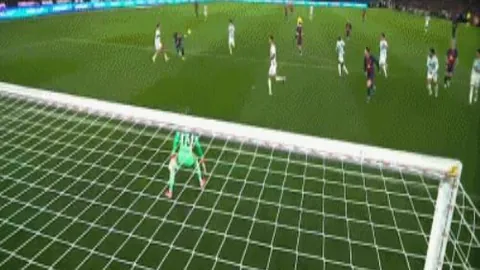 “巅峰对决！榜尾激战，阿科多能否在家乡荣耀加冕？”